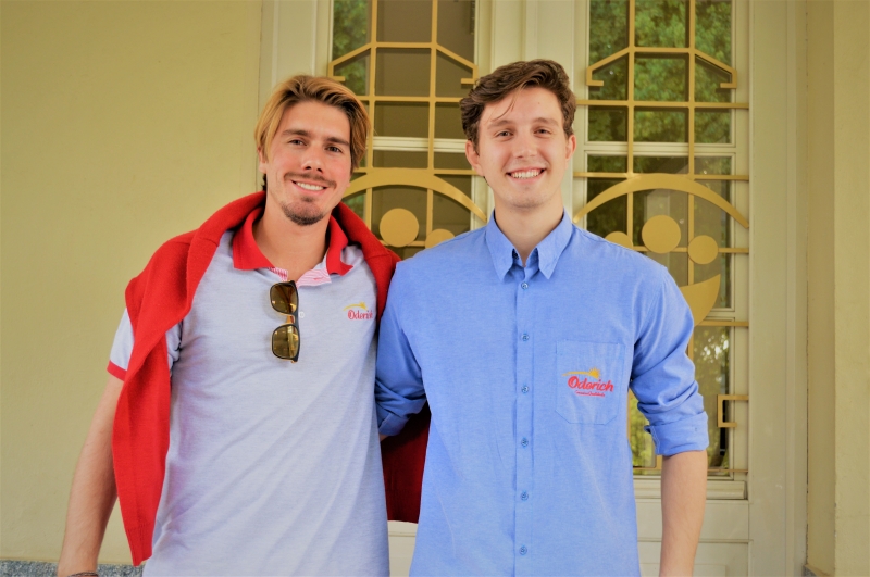 Os primos Thomas Oderich e Carlos Henrique Oderich após uma das  doações