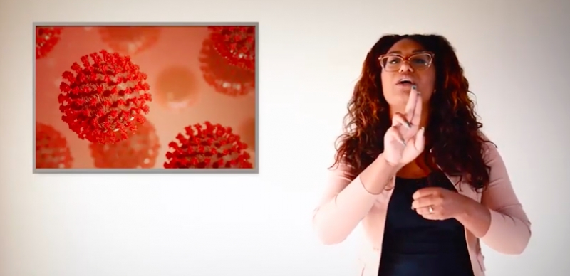 Laura está no vídeo em que apresenta na língua de Libras as informações sobre a pandemia