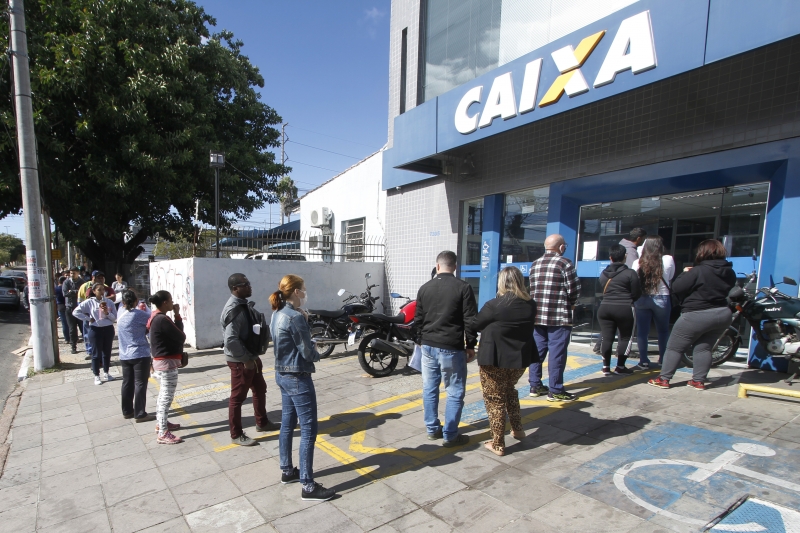 Entrega de auxílio de R$ 600,00 tem provocado filas em frente às agências do banco