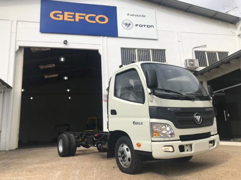 Os veículos estão sendo montados na GEFCO Indústria, contratada pela Foton para produzir os caminhões nacionais