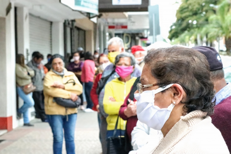 Em Bagé, pessoas já se aglomeravam na tarde dessa quinta-feira em frente às lojas