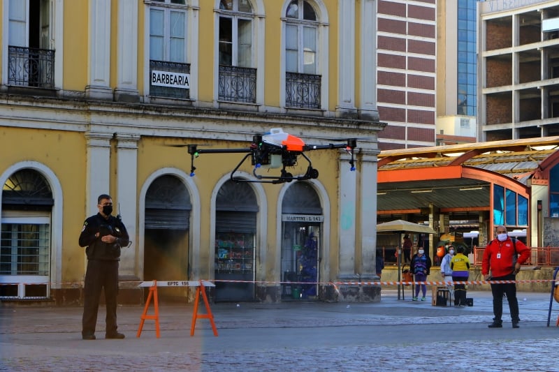 {'nm_midia_inter_thumb1':'https://www.jornaldocomercio.com/_midias/jpg/2020/04/16/206x137/1_mq160420_drone109-9037603.jpg', 'id_midia_tipo':'2', 'id_tetag_galer':'', 'id_midia':'5e985ec095c58', 'cd_midia':9037603, 'ds_midia_link': 'https://www.jornaldocomercio.com/_midias/jpg/2020/04/16/mq160420_drone109-9037603.jpg', 'ds_midia': 'Coronavírus em Porto Alegre, Covid-19, Pandemia, Quarentena.  Teste com Drone em frente ao Mercado Público.', 'ds_midia_credi': 'MARCO QUINTANA/JC', 'ds_midia_titlo': 'Coronavírus em Porto Alegre, Covid-19, Pandemia, Quarentena.  Teste com Drone em frente ao Mercado Público.', 'cd_tetag': '1', 'cd_midia_w': '800', 'cd_midia_h': '533', 'align': 'Left'}