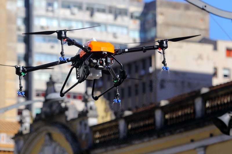 Praça XV foi pulverizada com produto que higieniza e combate a disseminação do coronavírus