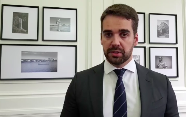 'Para que tudo fique claro, estamos suspendendo os exames neste laboratório', declarou Leite