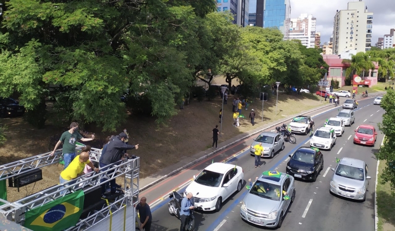 Segundo a organização do evento, a carreata reuniu cerca de 300 carros nas principais vias da Capital