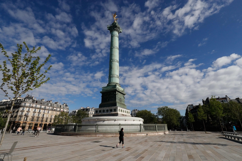 Destino turístico do mundo, capital francesa viu ruas e avenidas ficarem vazias