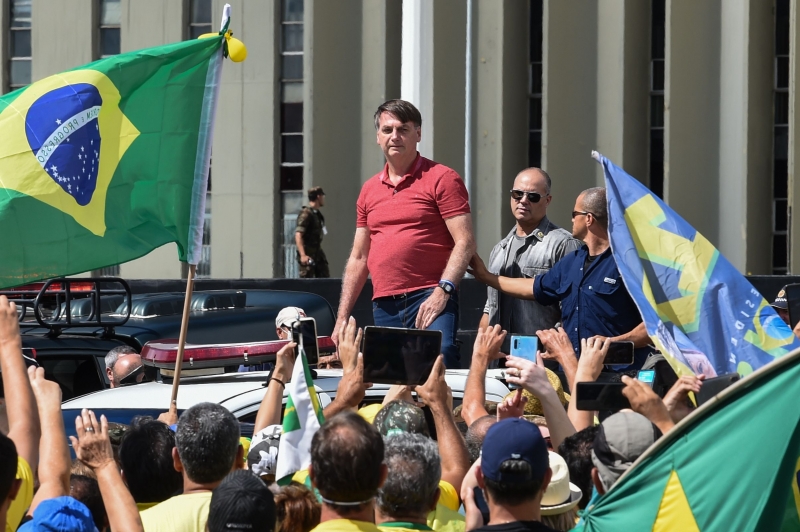 No dia 19 de abril, o presidente também contrariou a orientação de distanciamento social ao discursar em frente ao Quartel-General do Exército, em Brasília