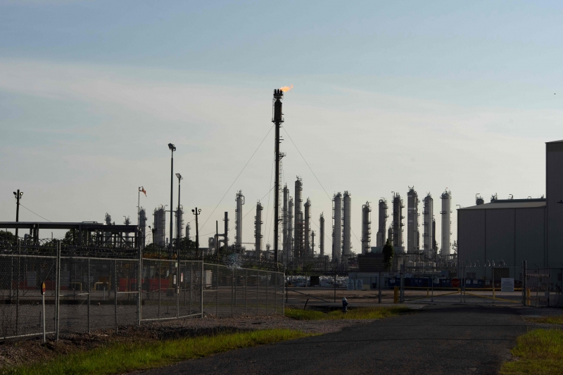 Na Nymex, o barril do petróleo WTI com entrega prevista para junho caiu 3,23% (US$ 3,33), a US$ 99,76 o barril