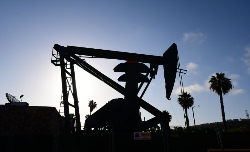 Na Nymex, o petróleo WTI para novembro fechou em alta de 2,47% (+US$ 1,74), a US$ 72,23 o barril, e na ICE  o Brent para o mesmo mês subiu 2,46% (+US$ 1,83), a US$ 76,19 o barril