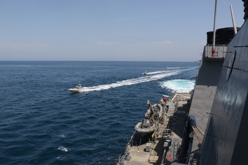 Embarcações iranianas fizeram manobras ao redor de um navio dos EUA no Golfo Pérsico 
