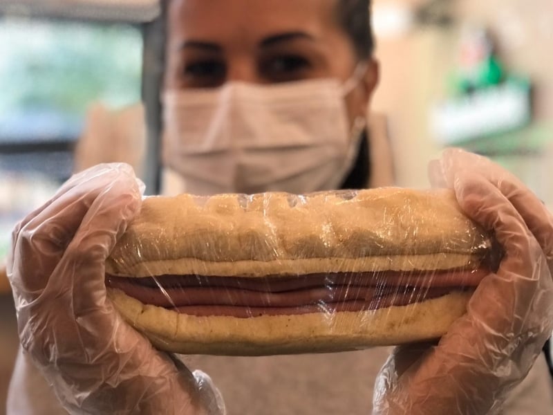 Sanduíches quentes são de grande pedida no local Foto: Cafeína & Gasolina/Divulgação/JC