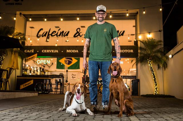 Fabiano abriu o empreendimento, que é pet friendly, no ano passado Foto: Cafeína & Gasolina/Divulgação/JC