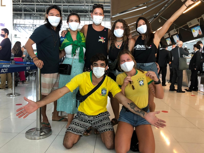 Vitória (de verde) e amigos estavam em lista de espera da embaixada brasileira antes de embarcar