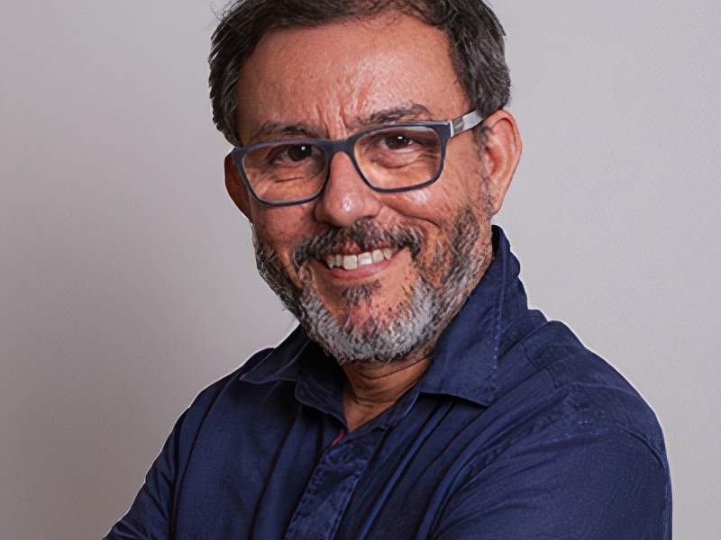 Cado Bottega dribla tensão com cartuns