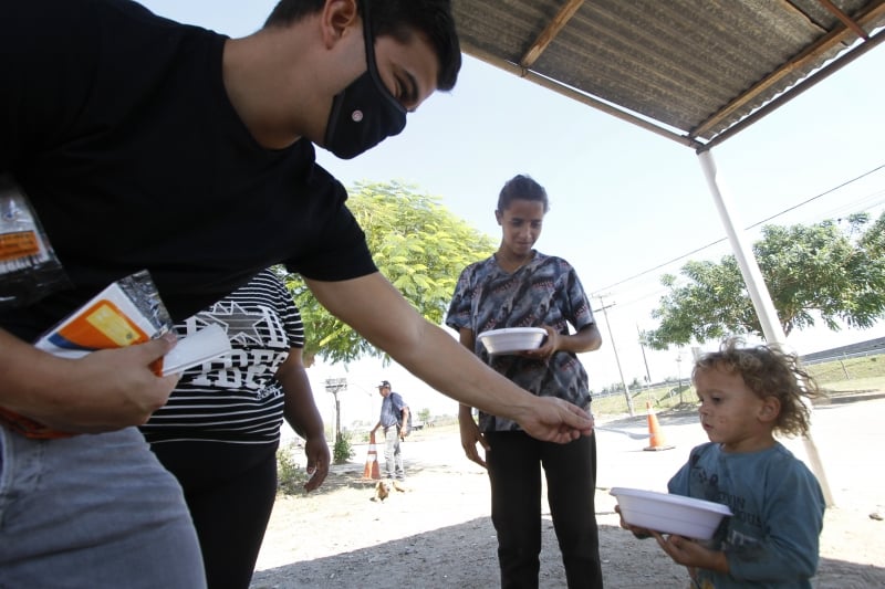 Grupo se preocupa com crianças passando fome Foto: fotos LUIZA PRADO/JC