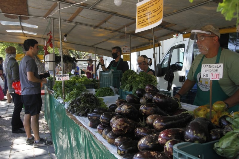 {'nm_midia_inter_thumb1':'https://www.jornaldocomercio.com/_midias/jpg/2020/04/25/206x137/1_lp_250420___feira_bom_fim__30_-9044133.jpg', 'id_midia_tipo':'2', 'id_tetag_galer':'', 'id_midia':'5ea453676096c', 'cd_midia':9044133, 'ds_midia_link': 'https://www.jornaldocomercio.com/_midias/jpg/2020/04/25/lp_250420___feira_bom_fim__30_-9044133.jpg', 'ds_midia': 'Movimento na ferira ecológica do Bom Fim  Na foto: Caren Soares e Vasco Machado', 'ds_midia_credi': 'LUIZA PRADO/JC', 'ds_midia_titlo': 'Movimento na ferira ecológica do Bom Fim  Na foto: Caren Soares e Vasco Machado', 'cd_tetag': '1', 'cd_midia_w': '800', 'cd_midia_h': '533', 'align': 'Left'}