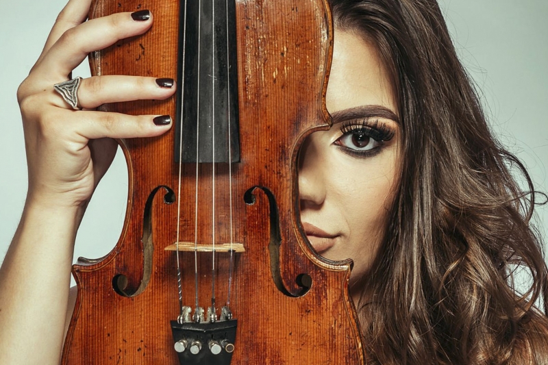 Violinista, cantora e compositora Júlia Reis fará uma apresentação virtual na quarta-feira