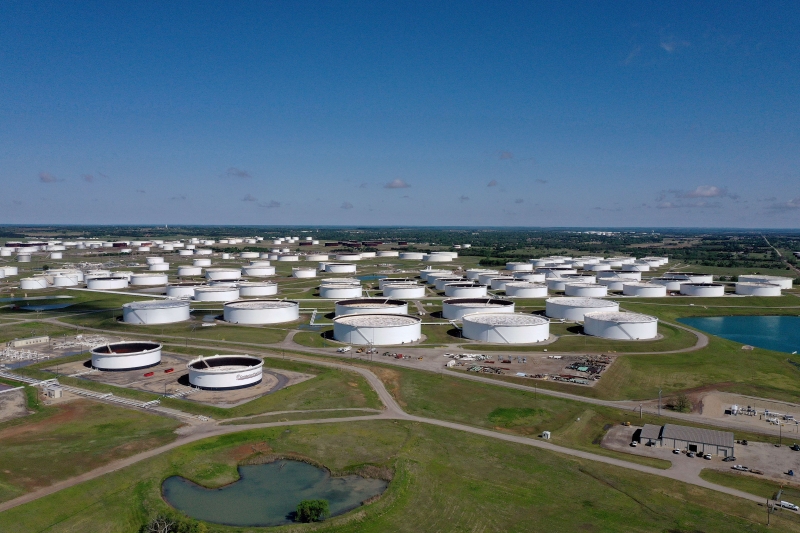 Tanques lotados de petróleo no Sul dos Estados Unidos: produção mundial baixou para segurar estoques