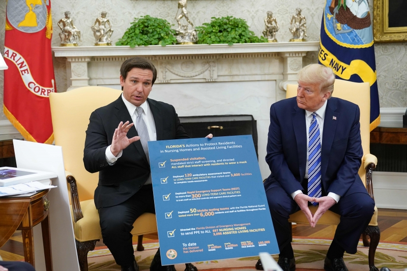 Sem mencionar Trump pelo nome, o governador da Flórida, Ron DeSantis (e), sinalizou que a ação era "anti-estadounidense"