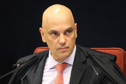 Moraes pede vista e TSE adia julgamento de 2 ações contra chapa Bolsonaro-Mourão