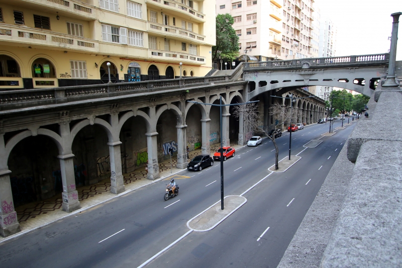 No pico do isolamento social, ruas de Porto Alegre ficaram vazias em dias úteis