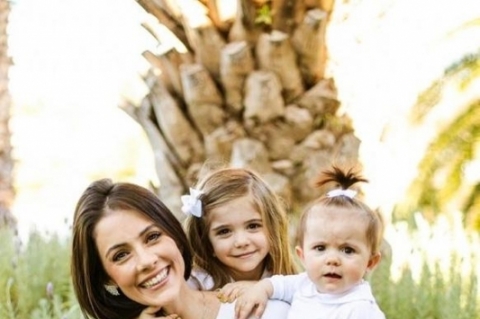  Laura Ely de Carvalho Vianna com as filhas Alícia e Vitória