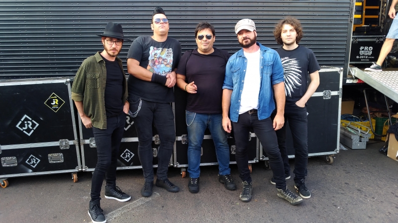 Banda também lançou versão acústica do hit 'Velhas fotos' para as comemorações