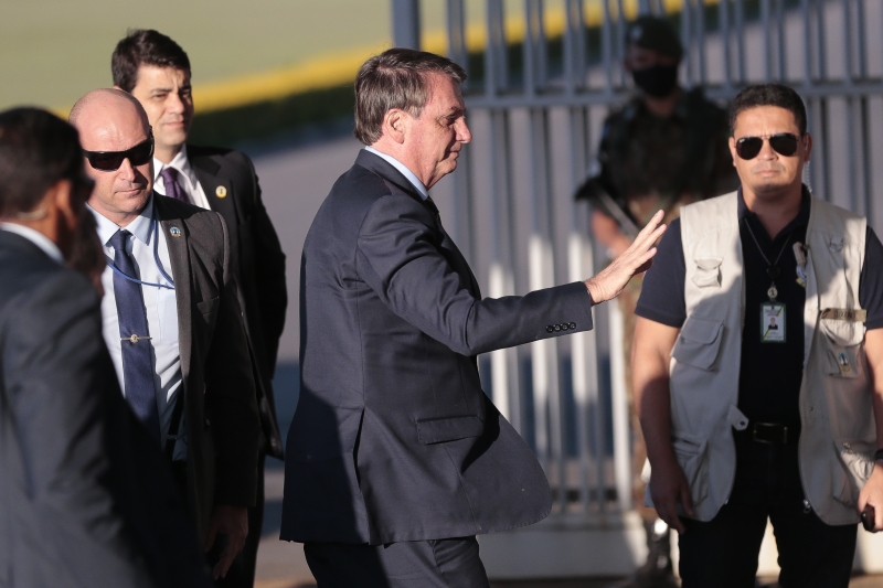 O presidente da República, Jair Bolsonaro cumprimenta populares no Palácio da Alvorada