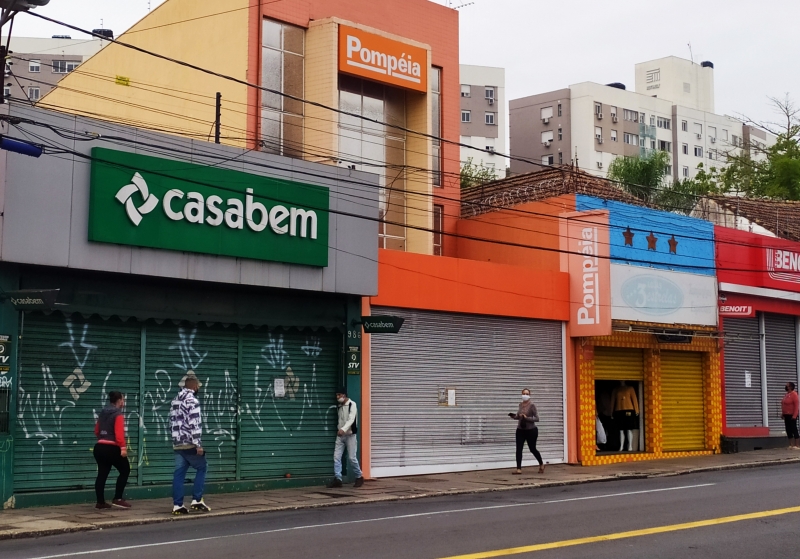 Estabelecimentos de rua começaram a reabrir na manhã desta terça (5/4), como na Avenida Azenha