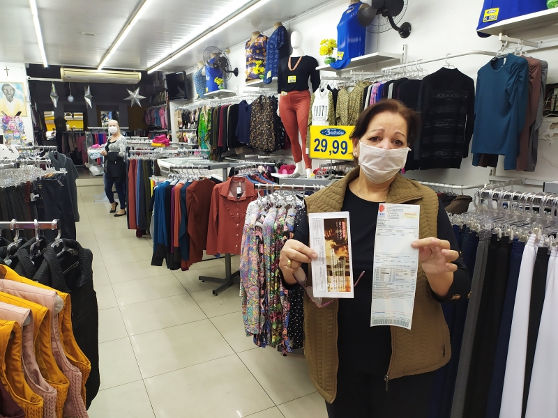 {'nm_midia_inter_thumb1':'', 'id_midia_tipo':'2', 'id_tetag_galer':'', 'id_midia':'5eb1823130975', 'cd_midia':9049422, 'ds_midia_link': 'https://www.jornaldocomercio.com/_midias/jpg/2020/05/05/img_20200505_095333-9049422.jpg', 'ds_midia': 'Ieda Klember, proprietária da lojas de roupas  3 Estrelas, pensa me fechar a loja depois de acumular dívidas e contas atrasadas', 'ds_midia_credi': 'THIAGO COPETTI/ESPECIAL/JC', 'ds_midia_titlo': 'Ieda Klember, proprietária da lojas de roupas  3 Estrelas, pensa me fechar a loja depois de acumular dívidas e contas atrasadas', 'cd_tetag': '1', 'cd_midia_w': '800', 'cd_midia_h': '600', 'align': 'Left'}