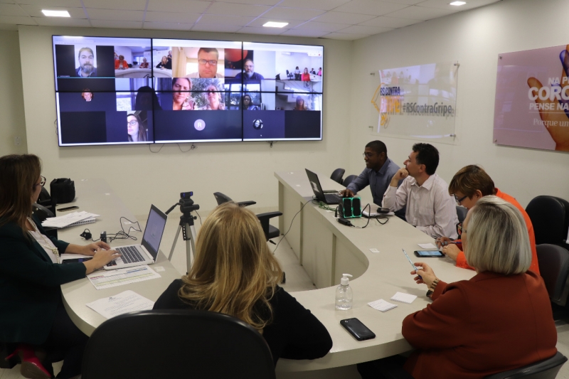 Secretária Arita Bergmann e diretores da SES em conversa com representantes do setor de ILPIs