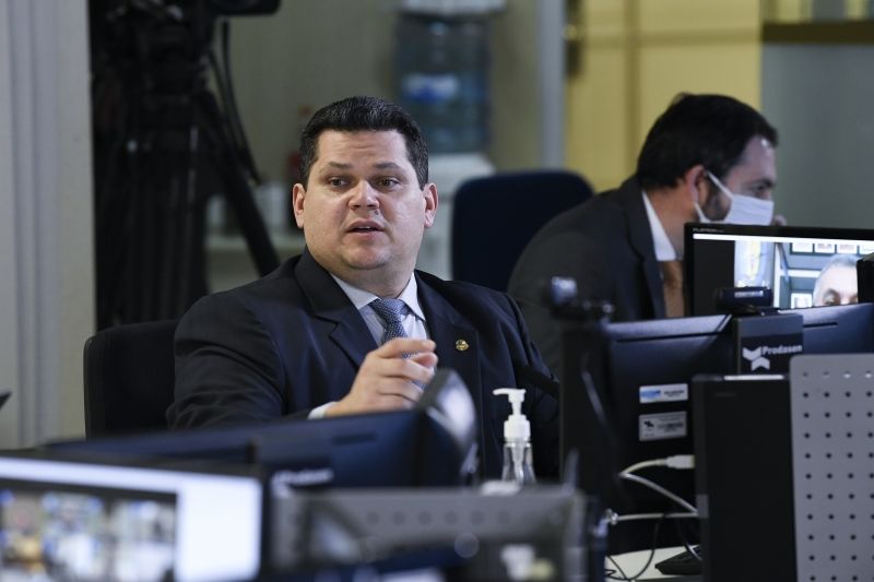 Decisão de Alcolumbre comunicada via Twitter anula os efeitos da MP assinada por Bolsonaro