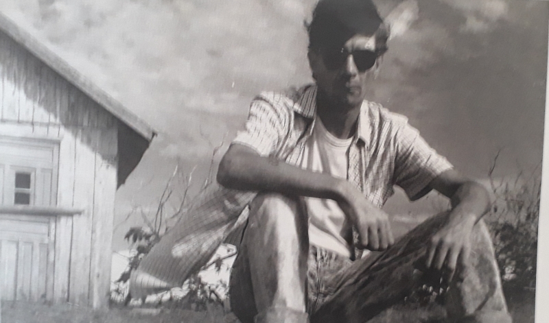 Retrato do músico na praia de Garopaba, nos anos 1990