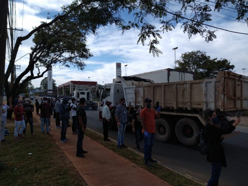 Protesto reuniu funcionários e colaboradores terceirizados da empresa nesta segunda-feira