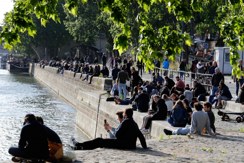 Parisienses se reuniram às margens do Rio Sena para comemorar o abrandamento da quarentena