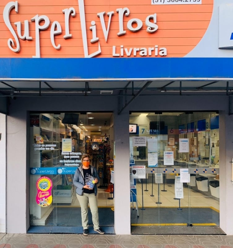 Clientes de D&aacute;rcia come&ccedil;aram a procur&aacute;-la pelas redes para comprar Foto: ARQUIVO PESSOAL/SUPERLIVROS/DIVULGA&Ccedil;&Atilde;O/JC