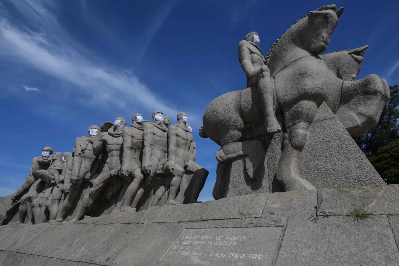 Registro de 12 de maio mostra estátuas do Monumento das Bandeiras em São Paulo com máscaras