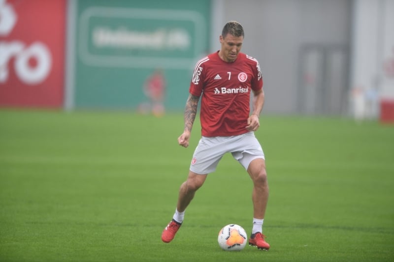 Após treino cancelado, jogadores retomaram as atividades no CT 