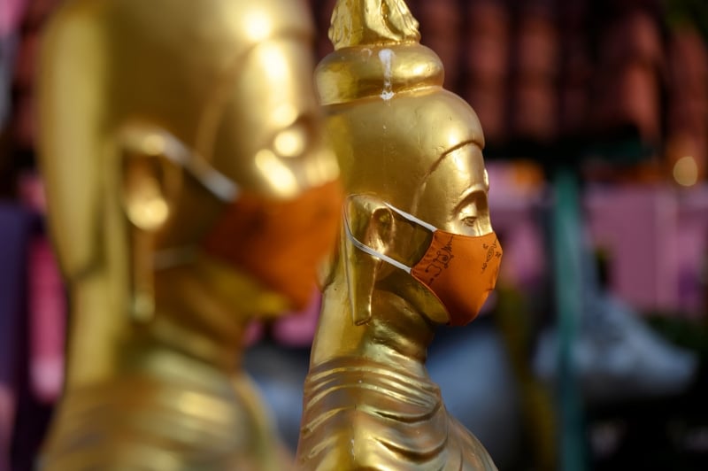 Estátuas de Buda foram paramentadas com máscaras temáticas em templo da Tailândia