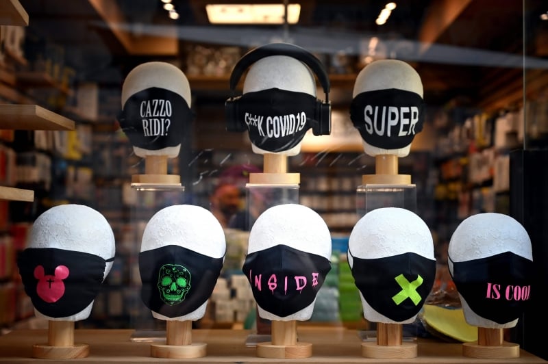 Máscaras faciais à venda em loja de Roma, capital da Itália, país bastante afetado com a doença