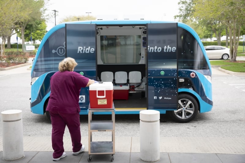 Na Flórida, EUA, veículos fazem o transporte de testes de Covid-19 