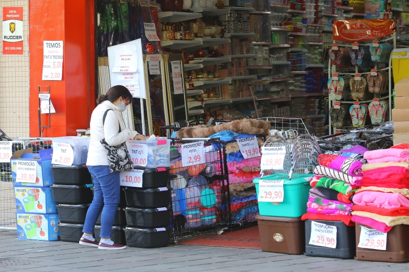 Retração se dá pelo baixo consumo das famílias; estudo aponta que cerca de 800 empresas já fecharam