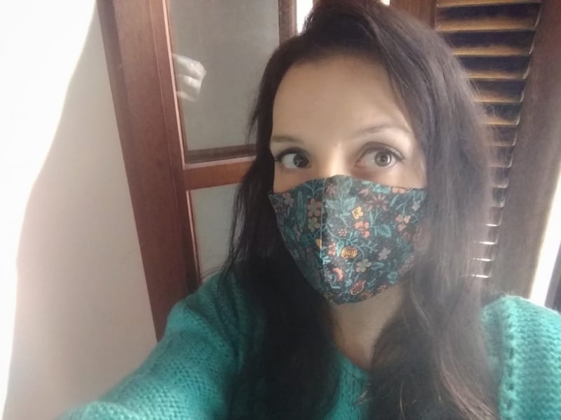 Laura escolheu para combinar com o blusão a máscara caseira feita e presenteada por amiga 