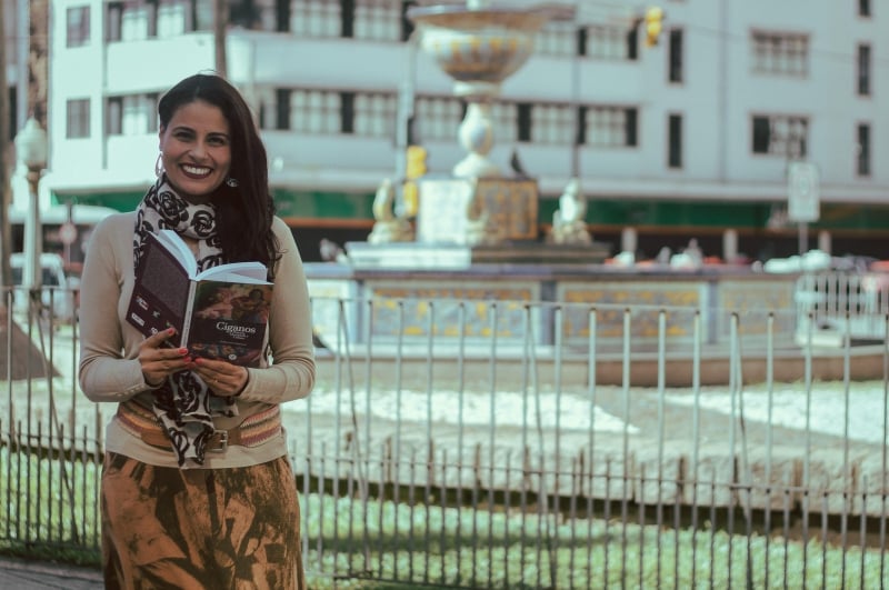 Autora Débora Soares Karpowicz foi instigada a pesquisar a partir da observação das mulheres que oferecem ler a sorte no entorno da Praça Montevidéu