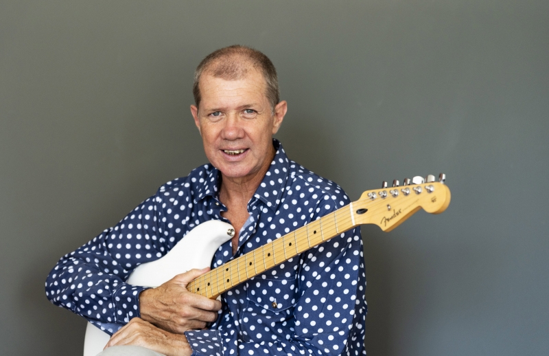 Em meio à pandemia, músico não para de compor e ainda cria programa no YouTube