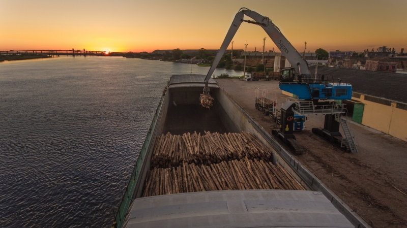 {'nm_midia_inter_thumb1':'https://www.jornaldocomercio.com/_midias/jpg/2020/05/18/206x137/1_eco_empresas_e_negocios___especial_navegacao_e_hidrovias___porto_de_pelotas_foto_cmpc_-9059024.jpg', 'id_midia_tipo':'2', 'id_tetag_galer':'', 'id_midia':'5ec2f3429c9fd', 'cd_midia':9059024, 'ds_midia_link': 'https://www.jornaldocomercio.com/_midias/jpg/2020/05/18/eco_empresas_e_negocios___especial_navegacao_e_hidrovias___porto_de_pelotas_foto_cmpc_-9059024.jpg', 'ds_midia': 'Barcaças fazem o transporte de toras até a unidade da CMPC em Guaíba ', 'ds_midia_credi': 'CMPC/DIVULGAÇÃO/JC', 'ds_midia_titlo': 'Barcaças fazem o transporte de toras até a unidade da CMPC em Guaíba ', 'cd_tetag': '1', 'cd_midia_w': '800', 'cd_midia_h': '449', 'align': 'Left'}