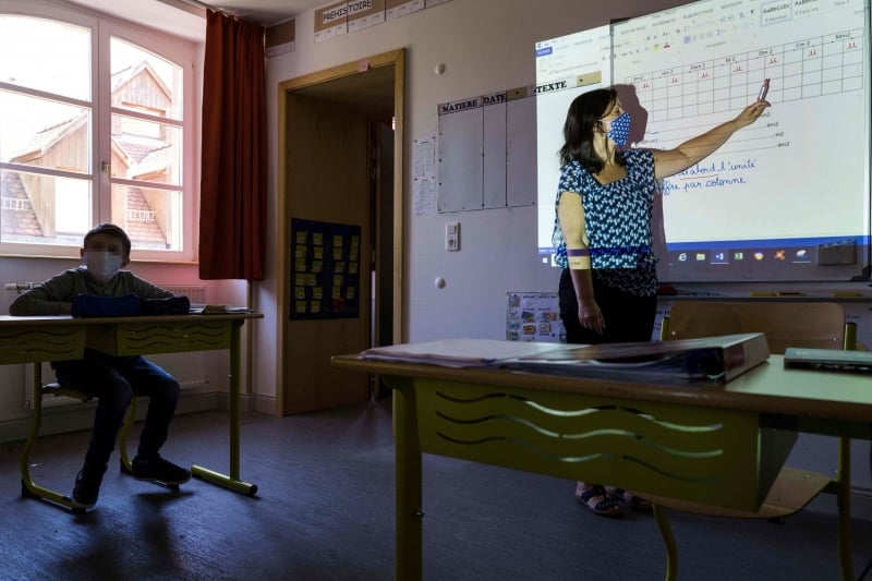 Na retomada das aulas, França reduziu à metade o tamanho das turmas, de 30 para 15 alunos