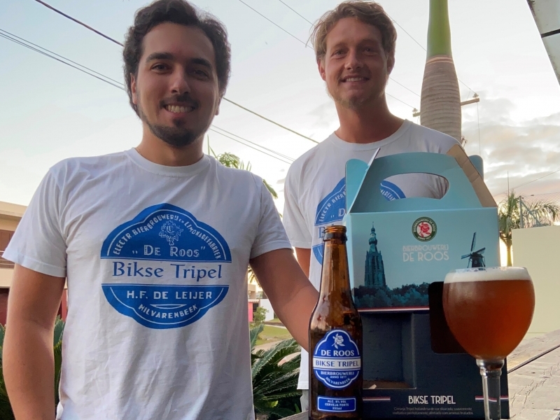 Matheus Moraes Ramos Andrade e Ties de Leijer produzem cerveja artesanal