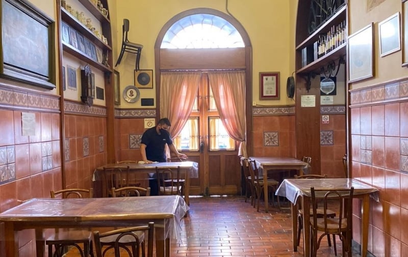 Gambrinus reabre as portas no Mercado Público com apenas sete mesas, menos de 30% do normal, para operar dentro das novas regras