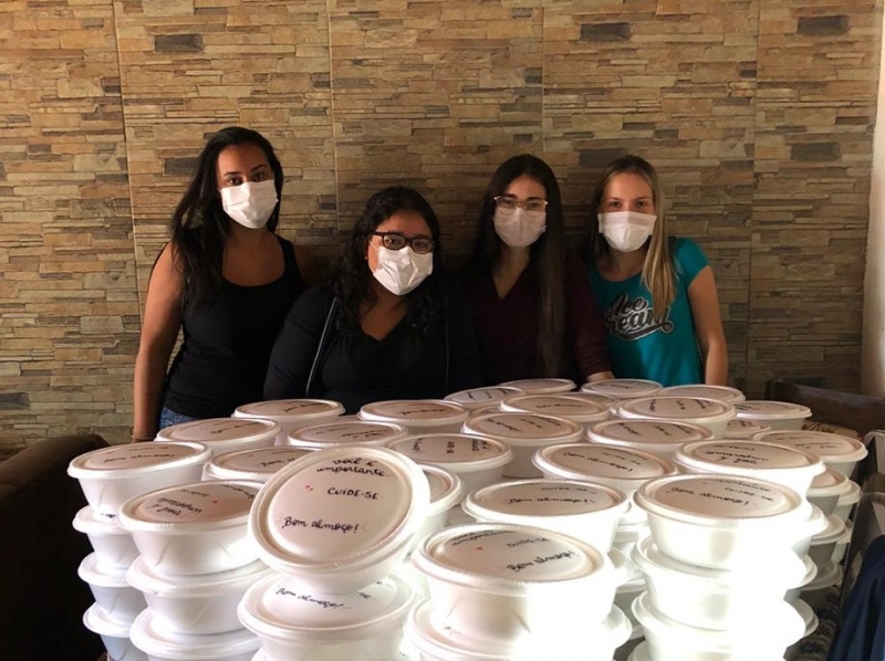 Maria Fernanda e suas amigas decidiram distribuir refeições em pontos de vulnerabilidade